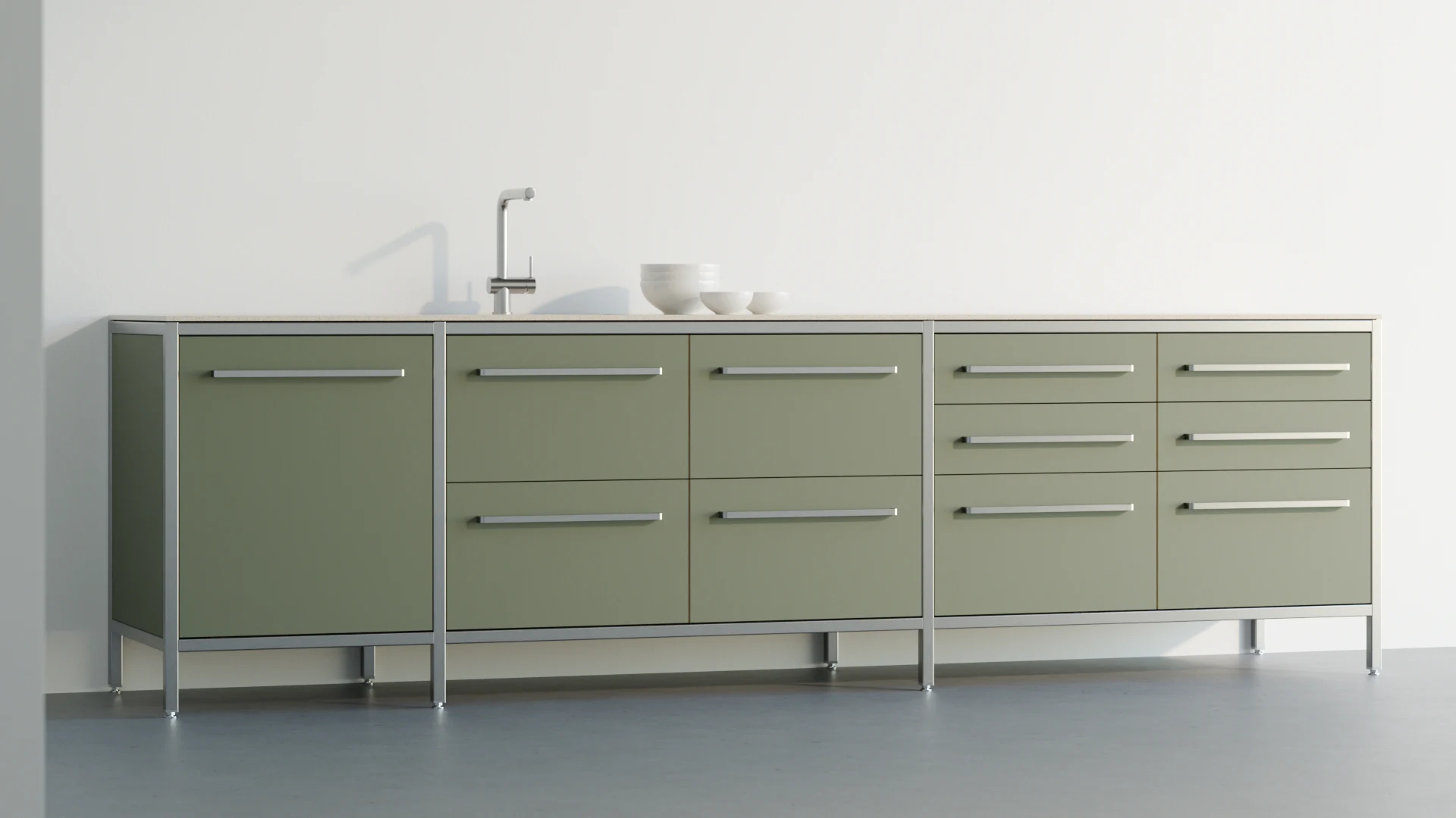 Moderne Küchenzeile mit grünen Fronten, Edelstahl-Arbeitsplatte und integriertem Wasserhahn. Minimalistische Gestaltung mit metallischen Griffen und o