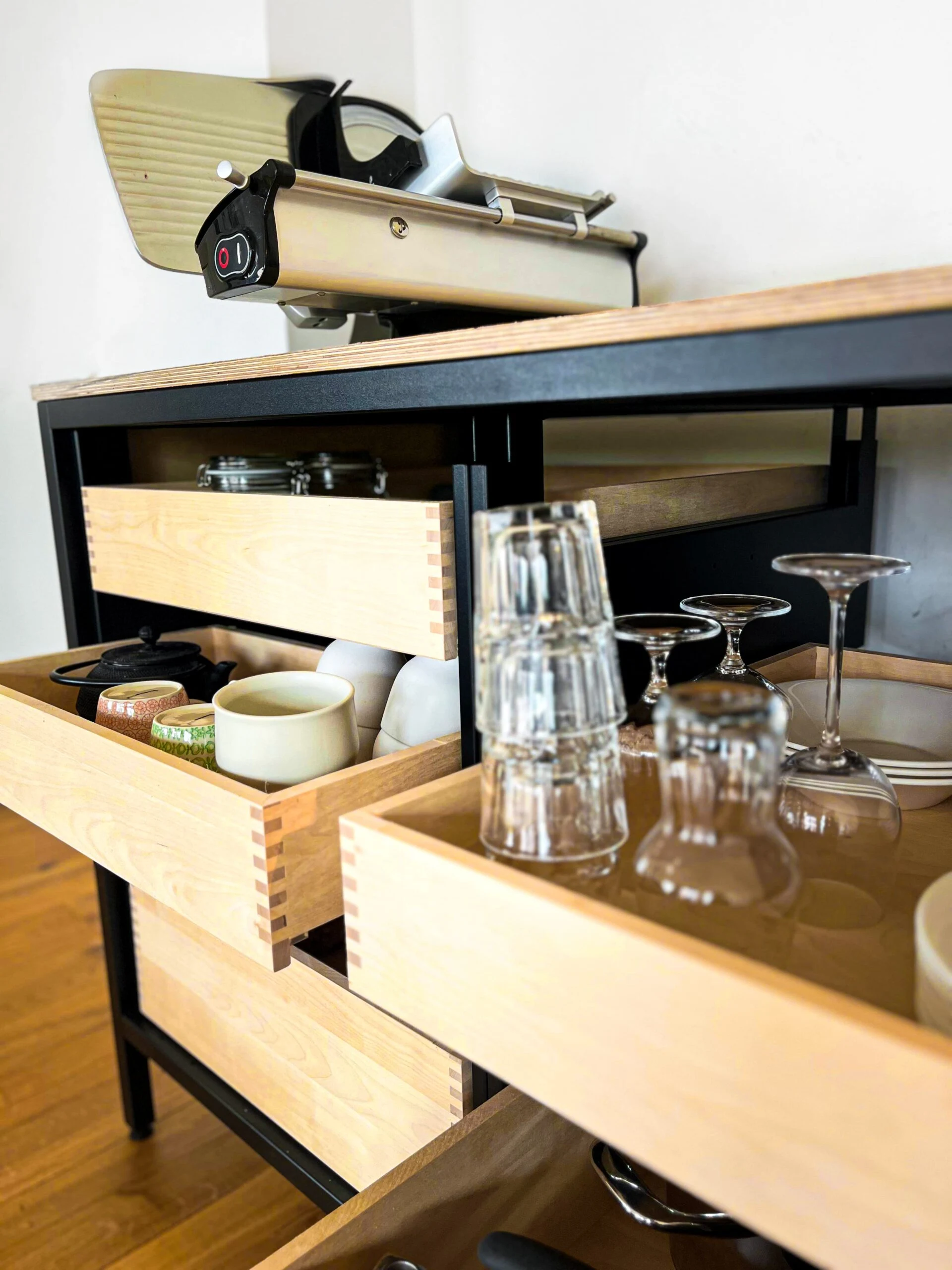 keep RAW Küche mit sichtbaren Birkenholz-Seitenteilen