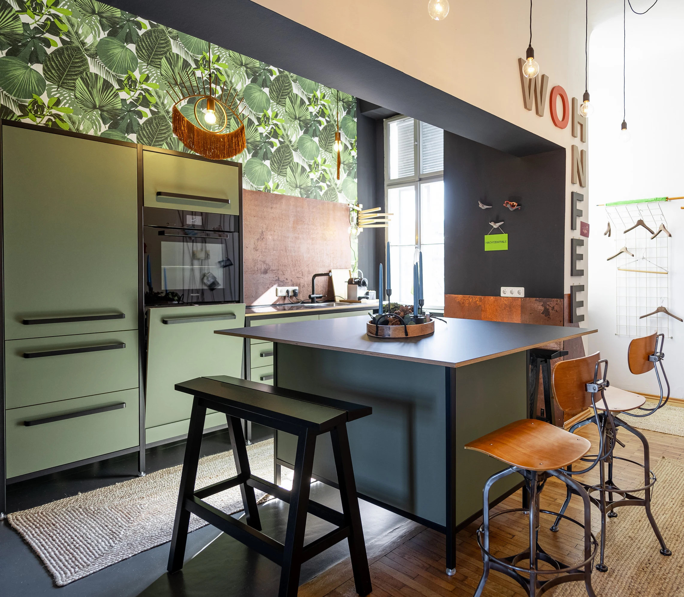 Moderne grüne kitchen to keep mit schwarzem Rahmen und tropischen Motiven