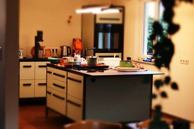 Moderne kitchen to keep mit Inseltheke und orangem Ambiente